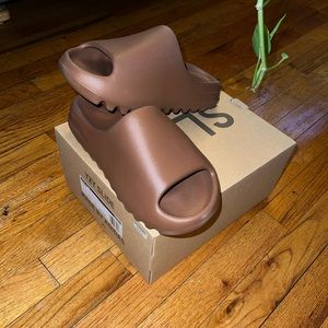 Yeezy Slides 'Flax'